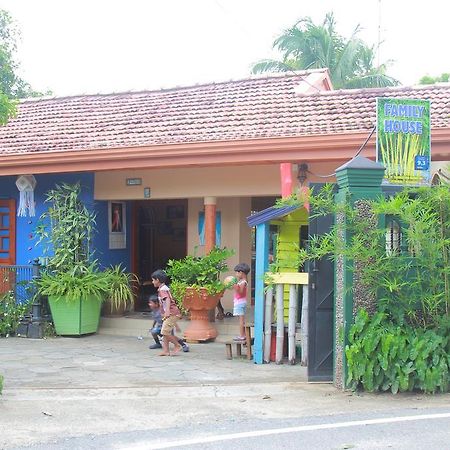 Familyhouse Lägenhet Negombo Exteriör bild